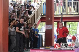 五一世界之窗上演惊险大戏 顶级魔术师逃脱巨浪图片
