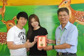恒春户政送金铲子 促新婚夫妇「紧產子」图片