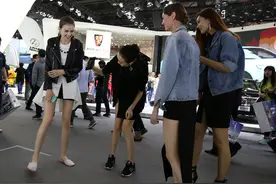 2016北京车展外国美女礼仪忙赶场 穿坏拖鞋引同伴大笑图片