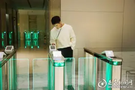 “机器人男友”姜潮新剧热拍 首批受邀参观腾讯新总部图片