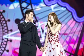 高颜值夫妇！baby黄晓明合体献唱 深情对视撒狗粮图片