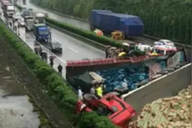 五一小长假首日 江西这些高速公路堵疯了图片