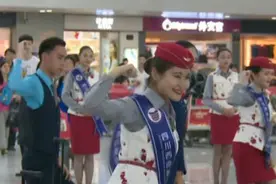 准空姐空少 机场玩“快闪”图片