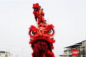 资阳高台舞狮传承500年 10岁小孩站上10米高台图片