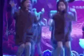 萌娃边哭边卖力演出的视频火了！网友：这就是不想工作又不得不去的我啊图片