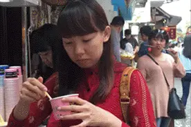 妹子吃的什么啊，怎么鼻子和嘴还出白烟啊图片