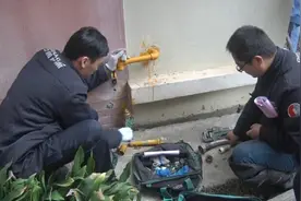 地基沉降扭断燃气管 维修工现场除隐患(图文)图片