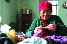 余杭74岁蒋奶奶能歌善舞，10多年来送出600多顶自己亲手编织的帽子！图片