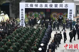 四川威远消防战士为执行任务牺牲 万余民众夹道送别图片
