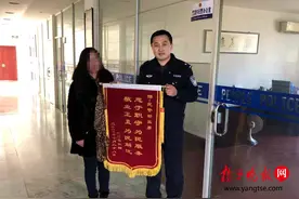 14岁女孩拿剪刀自杀民警一把夺下图片