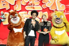 “破产姐妹”来华送福“就业” 赵英俊盖章光头强兄弟图片