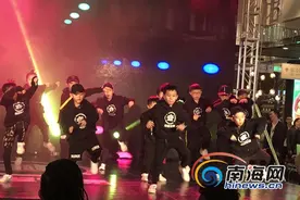 机器人、童星共同登台演绎《Superkids》时尚与科技相结合为观众带来超酷的街舞图片