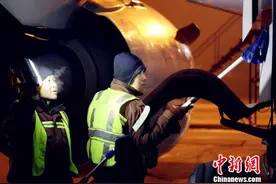 “洗澡”不容易：清洁师解密极寒天气飞机清洁全过程图片
