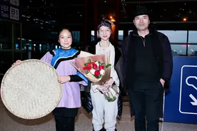 阿朵着民族服饰现身北京 达沃斯国际首秀获盛赞图片