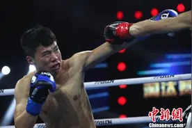 中外拳击手江西南昌上演激烈对抗赛 场面热血澎湃图片