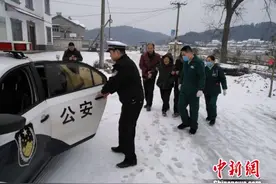 急救车防滑链断裂“停摆”路中 民警开警车救助两病人图片