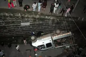 事发光大街！货车斜坡卸货 自动下滑坠下堡坎图片