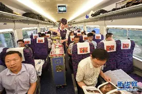 台媒：大陆女学生高铁拒给老人让座 九成网友力挺图片