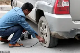 市民拔气门芯治理道路乱停车，放气者：就这都治不住！图片