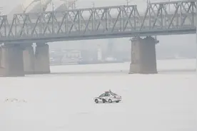 江上治理动真格，冰上游乐项目全被清理取缔，民警现场死看死守视频封面
