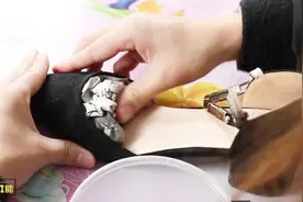 新买的鞋子挤脚？不用退货，用这招，鞋子穿脚上就舒服了！视频封面