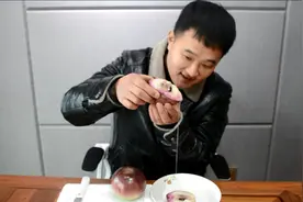 试吃产自越南的“牛奶果”，捏一捏真的能挤出好多奶，好吃又好玩视频封面