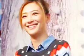 Jasper与妈妈应采儿一起练瑜伽，动作标准简直萌化了！视频封面