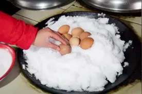 2018年又一轮大雪，停水停电，农村姑娘用雪做茶叶蛋，长见识了视频封面
