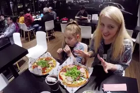 俄罗斯辣妈带女儿逛台北公园，吃Pizza，玩高兴了还尬舞视频封面