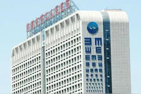 郑州一医院侧面现巨型视力表 市民远眺比眼力图片