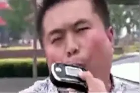 搞笑！一男子酒驾，交警让吹酒精测试仪，这哥们你当吹萨克斯呢！视频封面