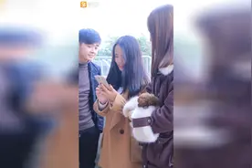 女朋友看帅哥被男朋友发现 闺蜜反应亮了视频封面