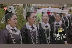 美国友人与苗族姑娘对唱苗族情歌，现场学苗语引姑娘们大笑视频封面