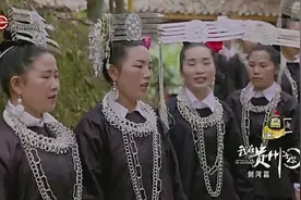 美国友人与苗族姑娘对唱苗族情歌，现场学苗语引姑娘们大笑视频封面