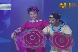 “东北小嫦娥”二人转《猪八戒拱地》，猪八戒背媳妇，乐翻全场！视频封面
