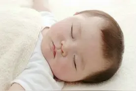 悲剧！7月大女婴睡觉时蒙被子窒息死亡图片