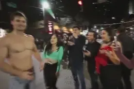 国外路人看见肌肉男的反应视频封面