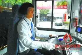 微笑姐苏玉燕：车厢传递温爱图片