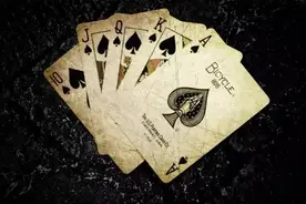 打扑克的人和他们手中的扑克（上）图片