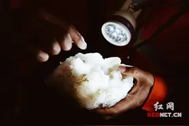 郴州：记者体验矿山寻宝 随手捡到矿物晶体图片