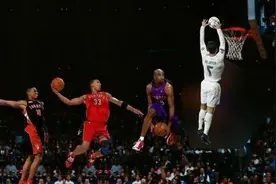 C罗开场卖萌摇头晃脑 NBA式爆扣破门笑死人（gif)图片