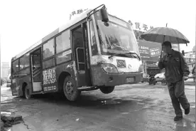 长春大经路大坑小坑无数 271路公交被“坑飞”图片