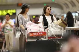 赵丽颖带“爱妃”张含韵出游回京 一脸淡定高冷“老公范”图片