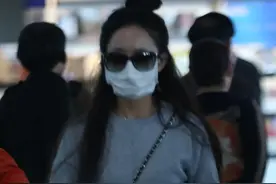 赵丽颖《诛仙》杀青后保持侠女扮相 机场扎半丸子头见偷拍皱眉图片