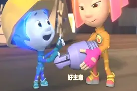 螺丝钉：小西和小诺把泰迪的腿弄断了，它们用假肢让泰迪站起来了视频封面