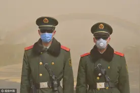 内蒙古遭遇沙尘暴 边防官兵戴防风镜口罩黄沙中坚持站岗执勤图片