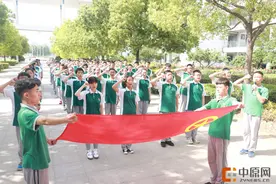 郑州47中：激情五月如约至 绚丽青春分外红图片