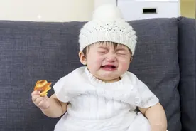 宝宝患上中耳炎有哪些症状？怎么护理？图片