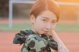 南京艺术学院校花蔺鹏赫晒军训照 上演萌版撩妹图片