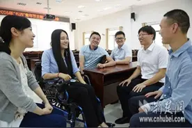 全国道德模范“轮椅天使”董明青年节讲述奉献图片